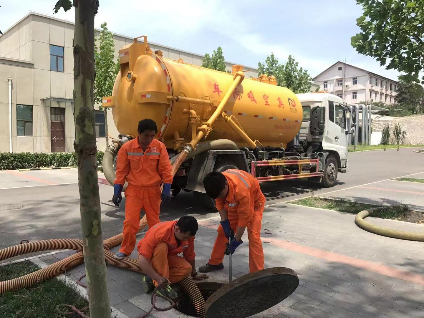 红谷滩管道疏通车停在窨井附近