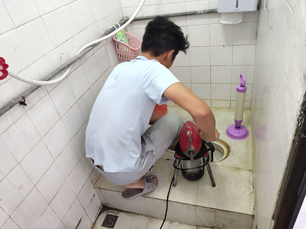 红谷滩管道堵塞冒臭气 专业师傅现场解决问题