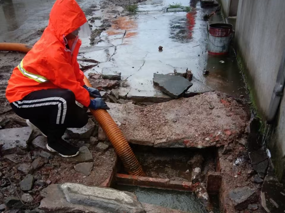 红谷滩专业清理污水池 炜誉市政以规范流程守护城市 “肠道”